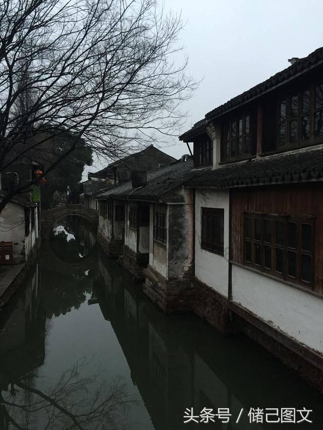 为什么有些人喜欢像臭屎一样黏着别人，想把自己身上的脏恶臭黏到别人身上，让别人也变得脏恶臭，起仇恨？
